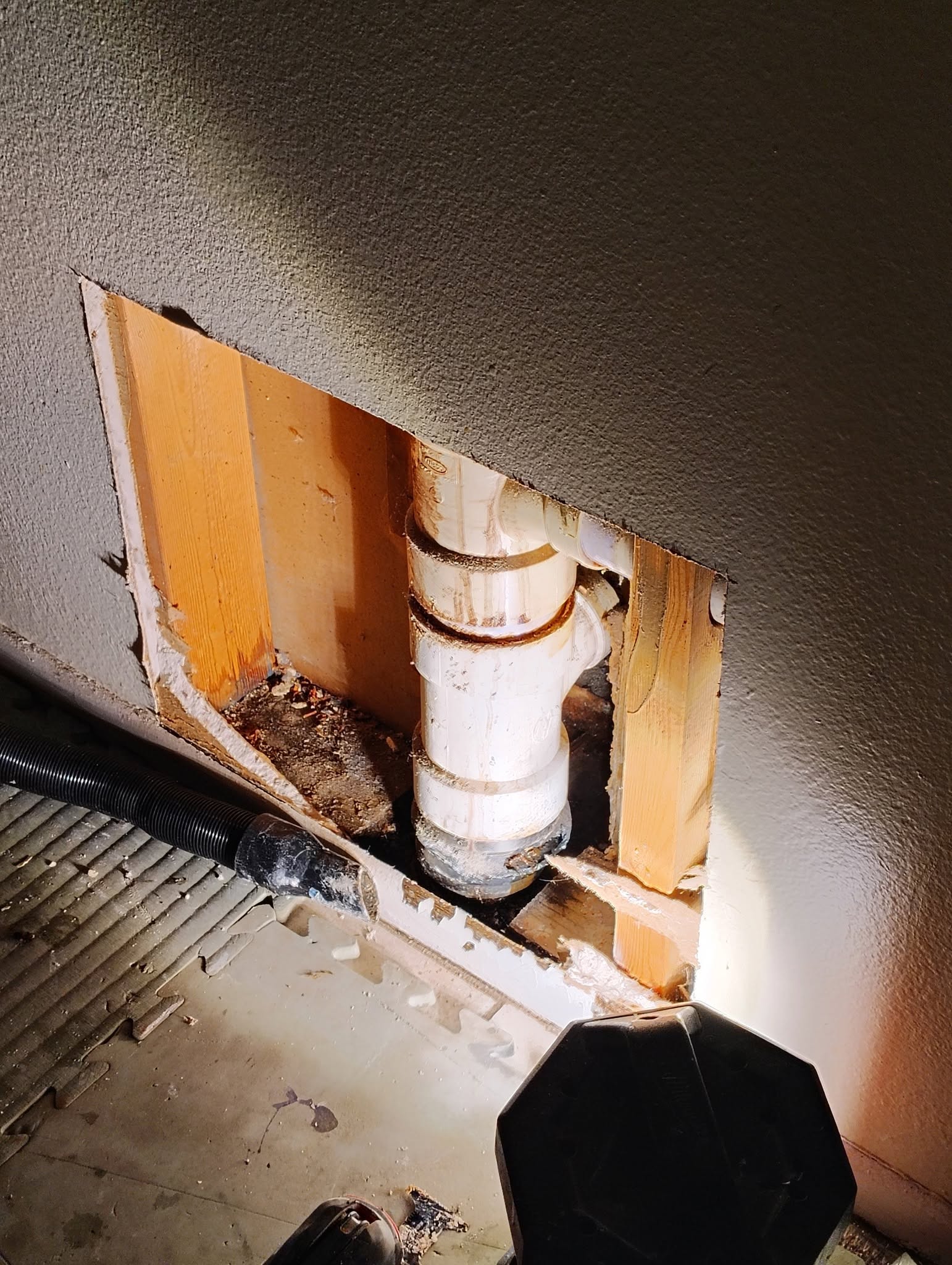 In wall drain pipe